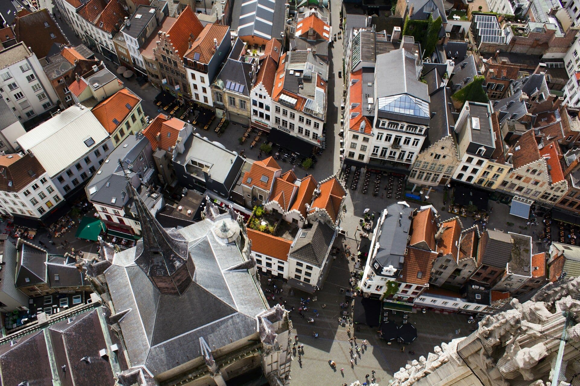 Residentiele bebouwing in Antwerpen met rijwoningen en stedelijke gevels