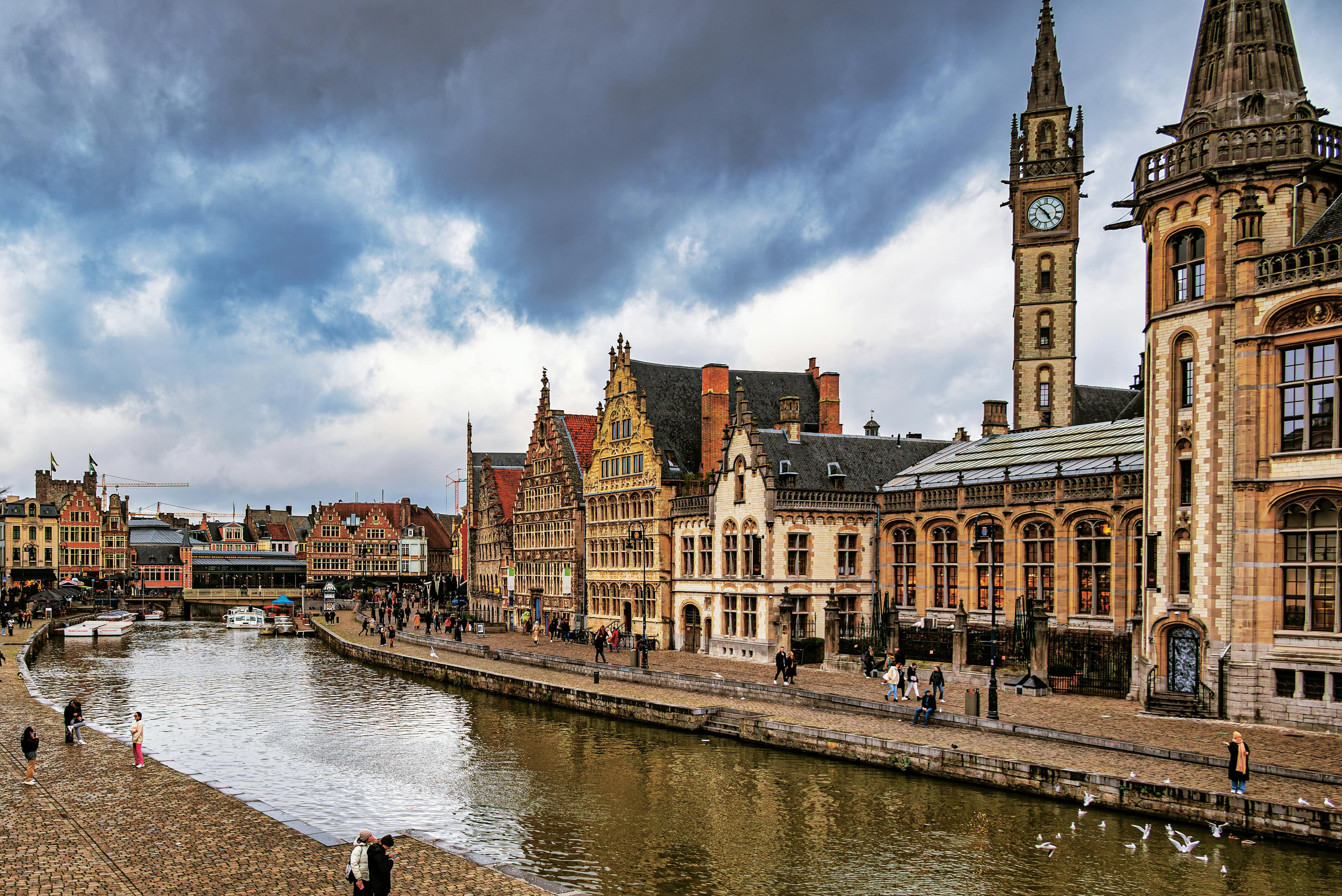 Stedelijke bebouwing in Gent met historische gevels